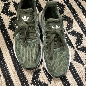 Adidas green sneakers EUC size 7